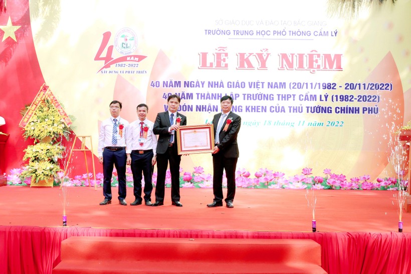 Thừa ủy quyền, ông Vũ Mạnh Thắng - Trưởng Ban Nội chính Tỉnh ủy Bắc Giang trao Bằng khen của Thủ tướng Chính phủ cho Trường THPT Cẩm Lý.