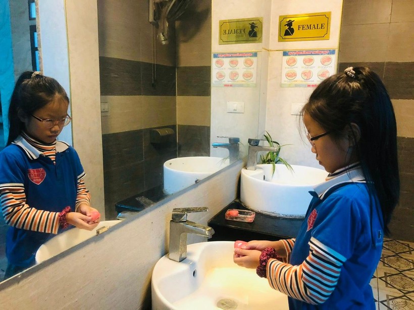 Học sinh rửa tay bằng xà phòng sau vệ sinh