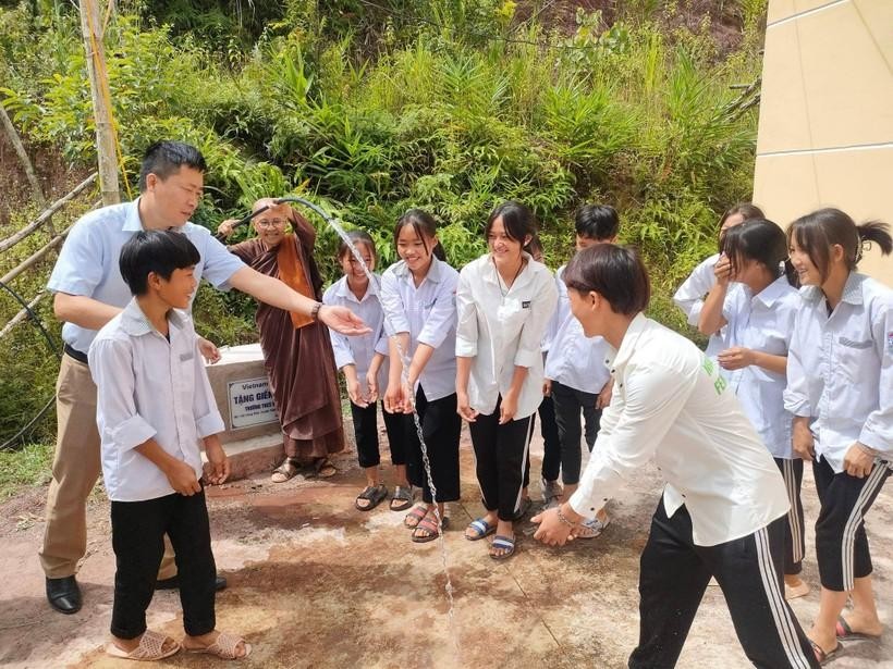 Học sinh tỉnh Điện Biên vui mừng với nguồn nước sạch.
