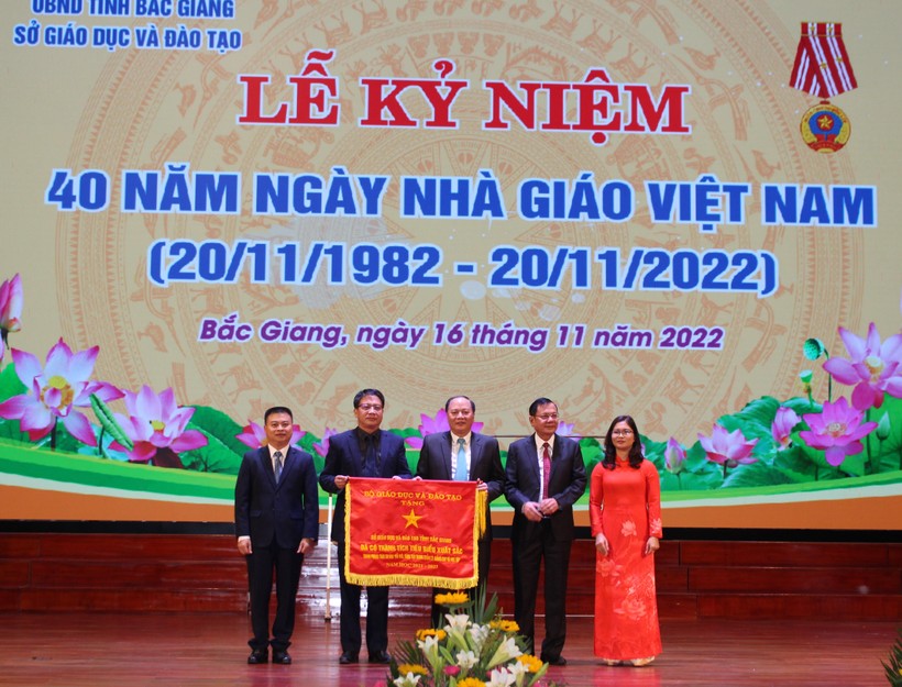 Sở GD&ĐT Bắc Giang đón nhận Cờ thi đua của Bộ GD&ĐT.
