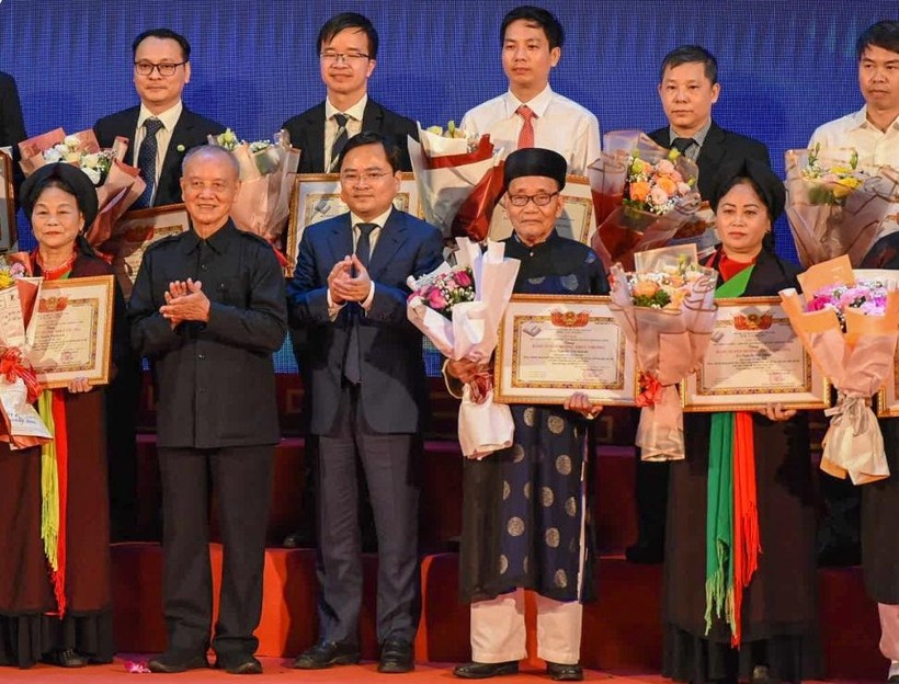 Đại tướng Phạm Văn Trà và Bí thư Tỉnh ủy Bắc Ninh Nguyễn Anh Tuấn trao bằng khen, tặng hoa chúc mừng cho các cá nhân tiêu biểu có thành tích xuất sắc.