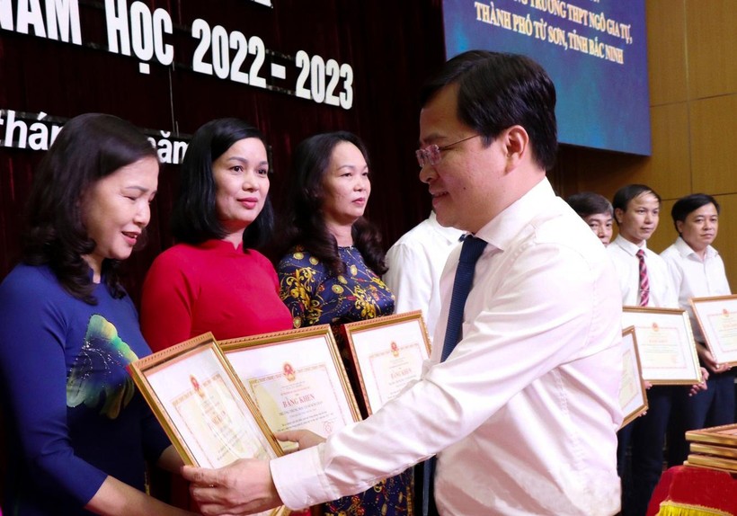 Bí thư Tỉnh ủy Bắc Ninh - Nguyễn Anh Tuấn trao Bằng khen của Bộ trưởng Bộ GD&ĐT cho các tập thể xuất sắc.