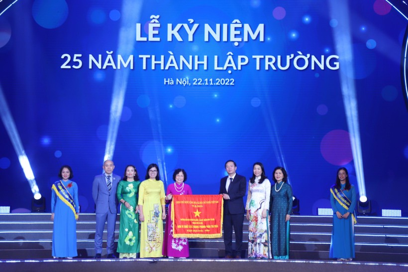 Thừa ủy quyền, ông Trần Thanh Long - Phó Chủ tịch UBND quận Nam Từ Liêm (Hà Nội) trao Cờ thi đua của Chính phủ cho Trường Tiểu học Đoàn Thị Điểm Hà Nội.