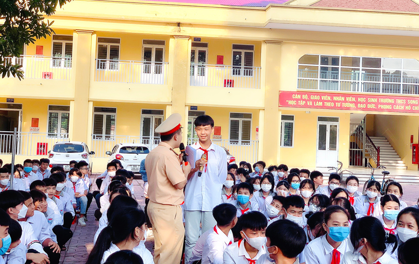 Cảnh sát giao thông tuyên truyền ATGT cho học sinh Trường THCS Song Mai.