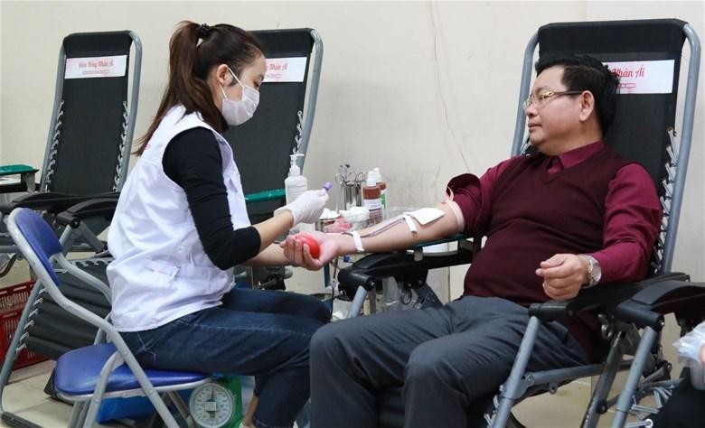 PGS.TS Đinh Văn Châu tham gia hiến máu nhân đạo.