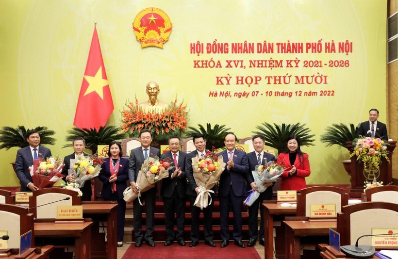 Lãnh đạo TP Hà Nội tặng hoa, chúc mừng các đồng chí nhận nhiệm vụ mới.