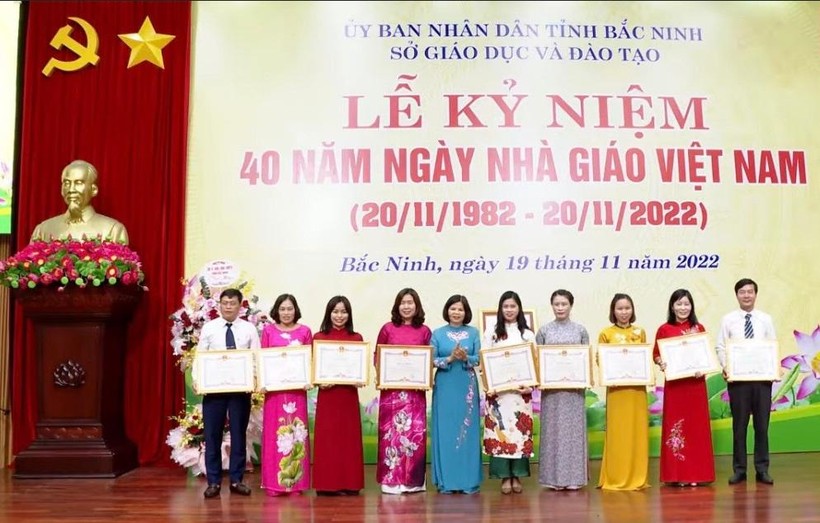 Chủ tịch UBND tỉnh Bắc Ninh trao Bằng khen cho giáo viên tiêu biểu. 
