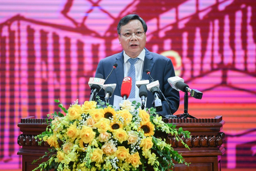 Ông Nguyễn Văn Phong - Phó bí thư Thành ủy Hà Nội phát biểu tham luận.