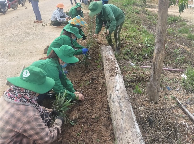 Nhân dân xã Ia Tơi, huyện Ia H'Drai ra quân tổng vệ sinh môi trường, chỉnh trang nông thôn.