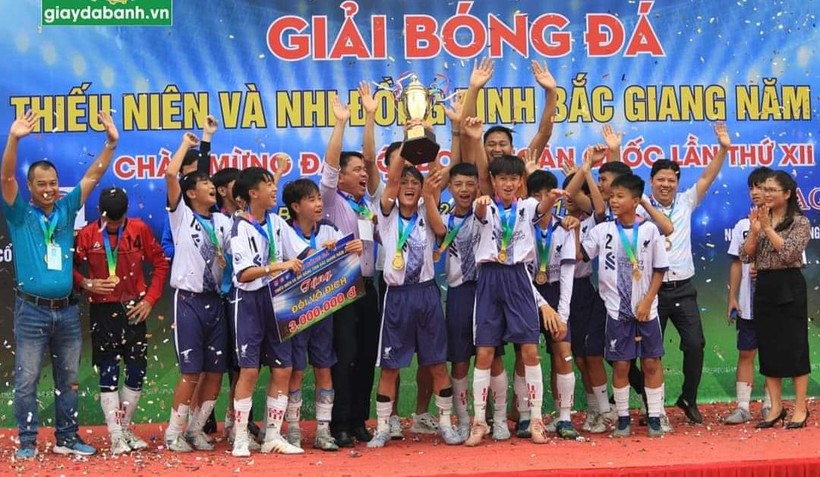 Bà Đào Thị Hường - Phó Giám đốc Sở GD&ĐT trao Cúp, huy chương, tiền thưởng cho đội bóng vô địch.