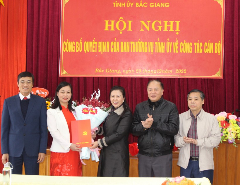 Phó Bí thư Thường trực Tỉnh ủy - Lê Thị Thu Hồng (thứ 3 từ phải sang trái) chúc mừng và trao quyết định cho NGƯT Trần Thúy Hoàn.
