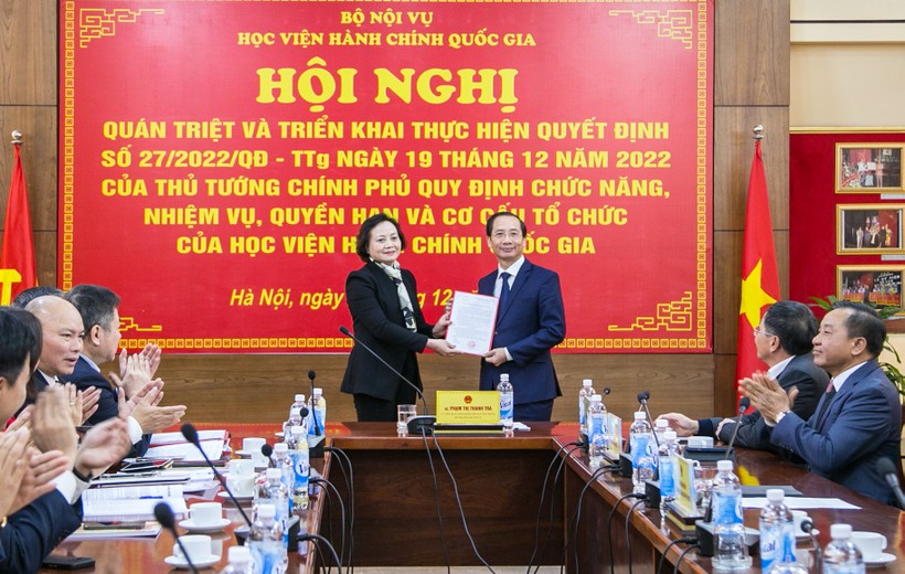 Bộ trưởng Bộ Nội vụ - Phạm Thị Thanh Trà trao Quyết định số 1279/QĐ-BNV cho PGS.TS Nguyễn Bá Chiến.
