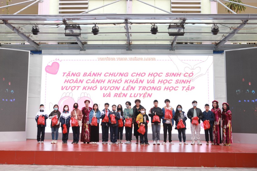Nhà giáo ưu tú Nguyễn Thanh Hà – Hiệu trưởng Trường THCS Thăng Long tặng quà cho học sinh.