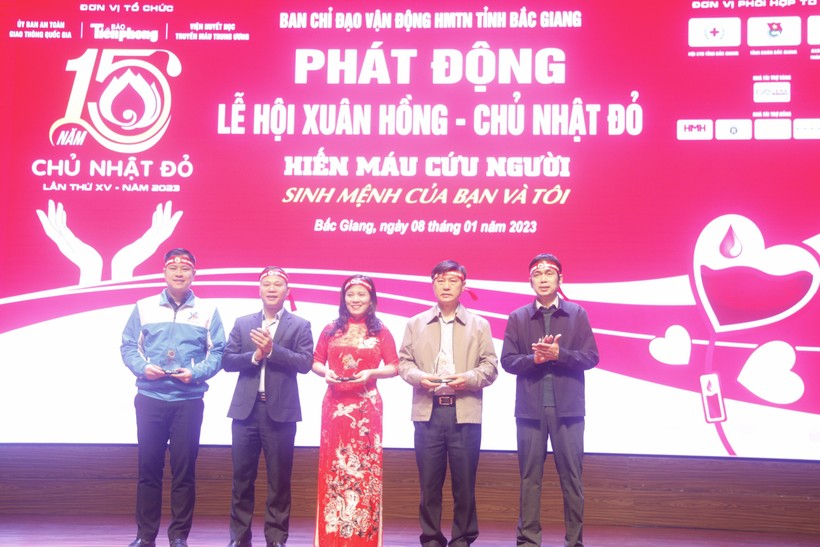 Đại diện lãnh đạo UBND tỉnh Bắc Giang phát động Lễ hội Xuân hồng - Chủ nhật đỏ. 