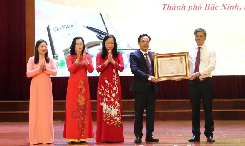 Thừa ủy quyền, Bí thư Thành ủy Bắc Ninh - Tạ Đăng Đoan trao Huân chương Độc lập hạng Ba cho Phòng GD&ĐT thành phố (Ảnh TL).