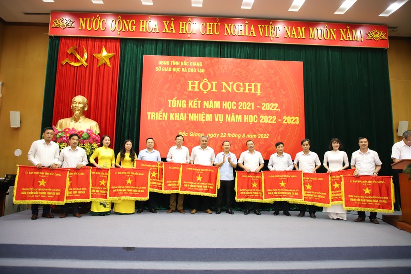 Ủy viên BTV Tỉnh ủy, Phó Chủ tịch Thường trực UBND tỉnh Bắc Giang - ông Mai Sơn trao cờ thi đua cho các đơn vị.
