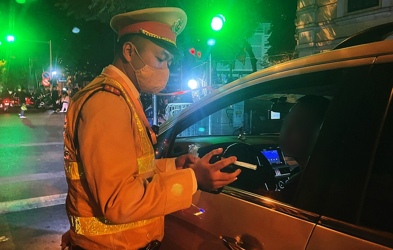 CSGT Thủ đô kiểm tra nồng độ cồn lái xe đêm 30 Tết.