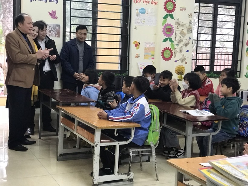 Giám đốc Sở GD&ĐT Bắc Giang thăm và động viên học sinh học tập tốt ngay những ngày đầu năm mới.