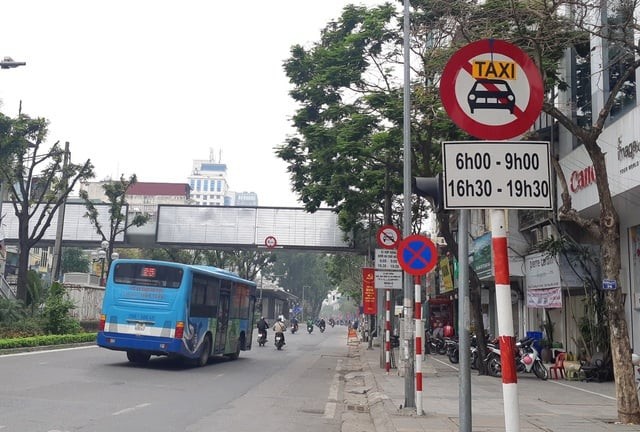 Đề xuất dỡ bỏ biển cấm taxi trên nhiều tuyến phố Hà Nội
