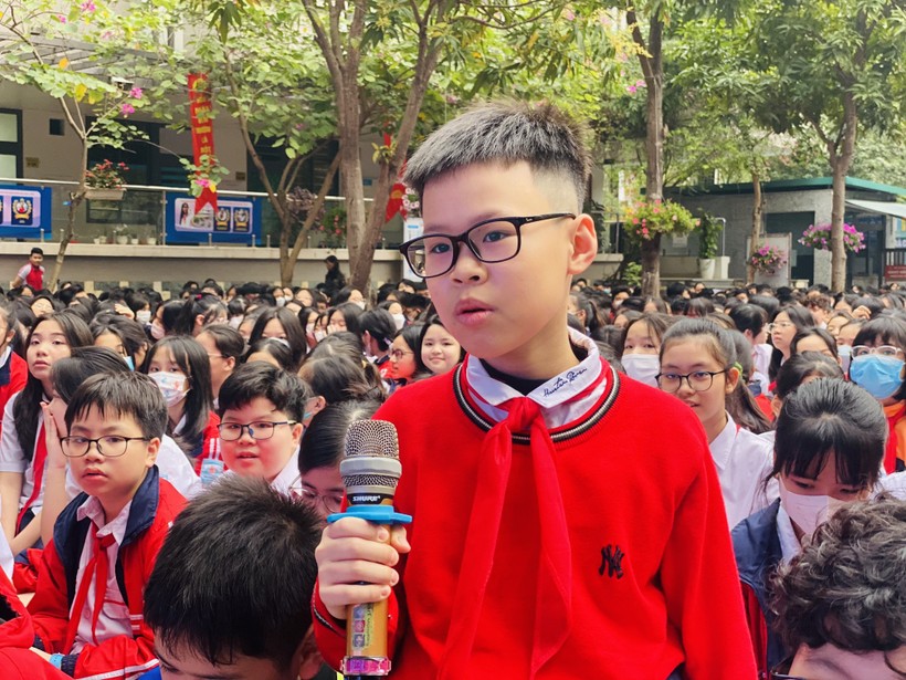 Học sinh trường THCS Mai Dịch chia sẻ hiểu biết về mạng xã hội.