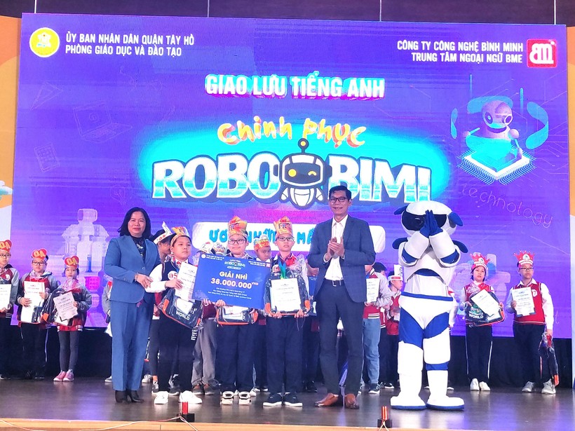 Nhà giáo Trần Thị Hương - Trưởng Phòng GD&ĐT quận Tây Hồ (Hà Nội) trao phần thưởng cho học sinh.