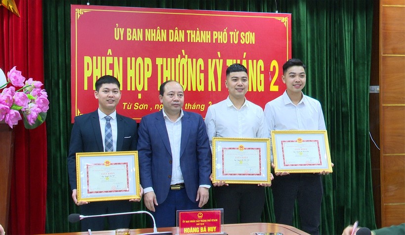 Chủ tịch UBND thành phố Từ Sơn - Hoàng Bá Huy trao khen thưởng giáo viên.