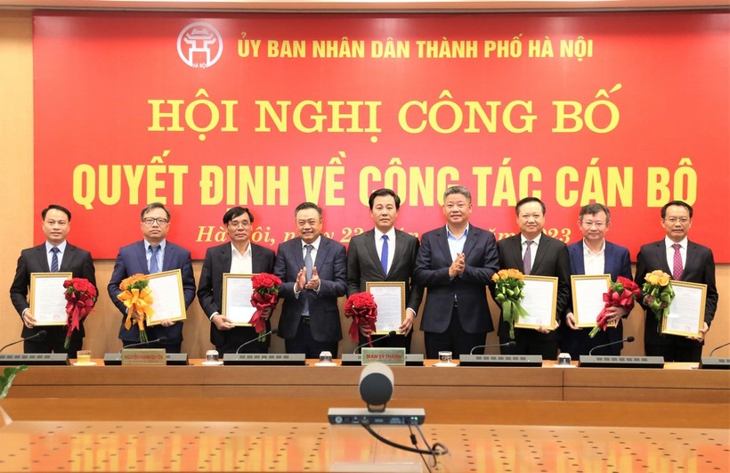 Chủ tịch UBND TP Hà Nội - Trần Sỹ Thanh và Phó Chủ tịch UBND TP Hà Nội - Nguyễn Mạnh Quyền trao các quyết định về công tác cán bộ (Ảnh HNM).