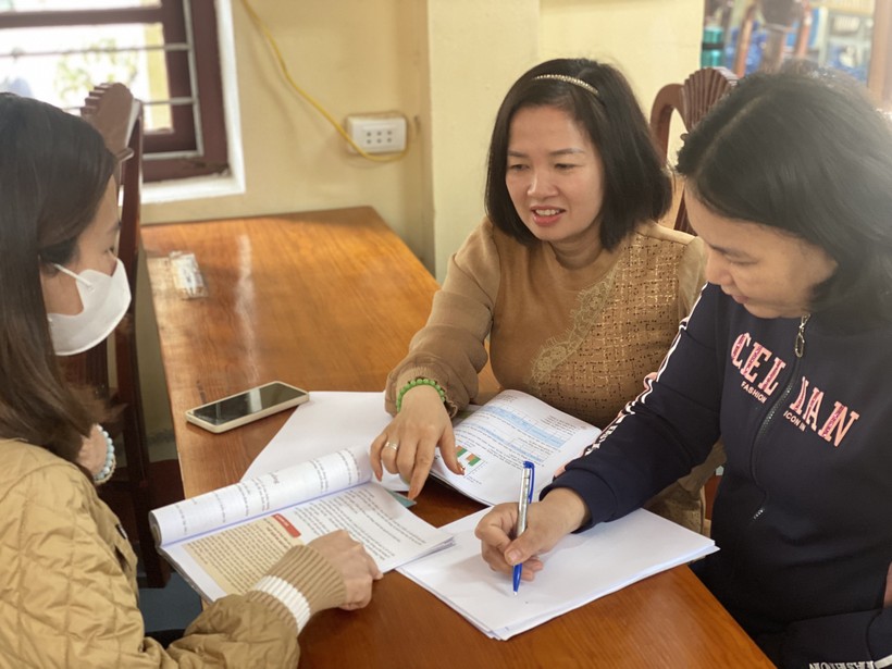 Giáo viên trường THCS Song Mai (TP Bắc Giang) tập huấn bồi dưỡng, chọn SGK lớp 8.