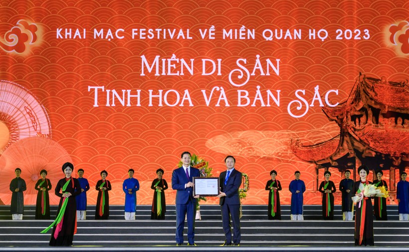 Ủy viên Trung ương Đảng, Phó Thủ tướng Chính phủ Trần Hồng Hà trao quyết định công nhận 3 hiện vật của tỉnh Bắc Ninh là bảo vật quốc gia.