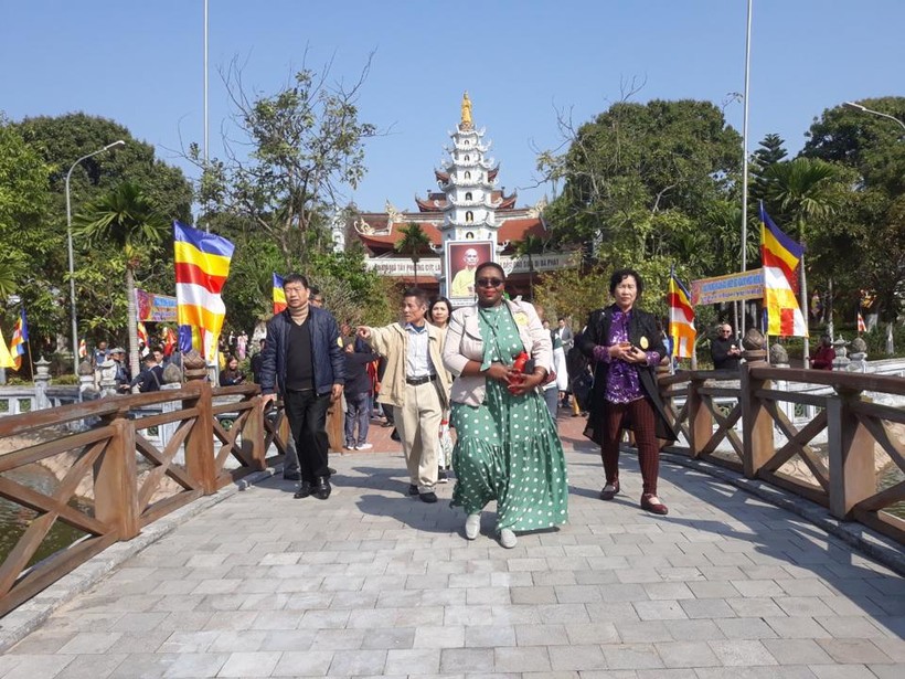 Du khách quốc tế thăm quan Viên Minh tự (Phú Xuyên) tại chương trình “Du xuân hữu nghị 2023”. Ảnh: Hoài Nam.