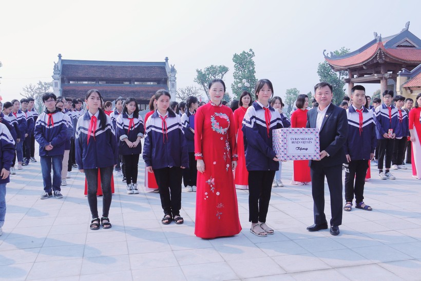 Lãnh đạo huyện Việt Yên và Phòng GD&ĐT động viên học sinh trước thềm kỳ thi chọn HSG cấp tỉnh.