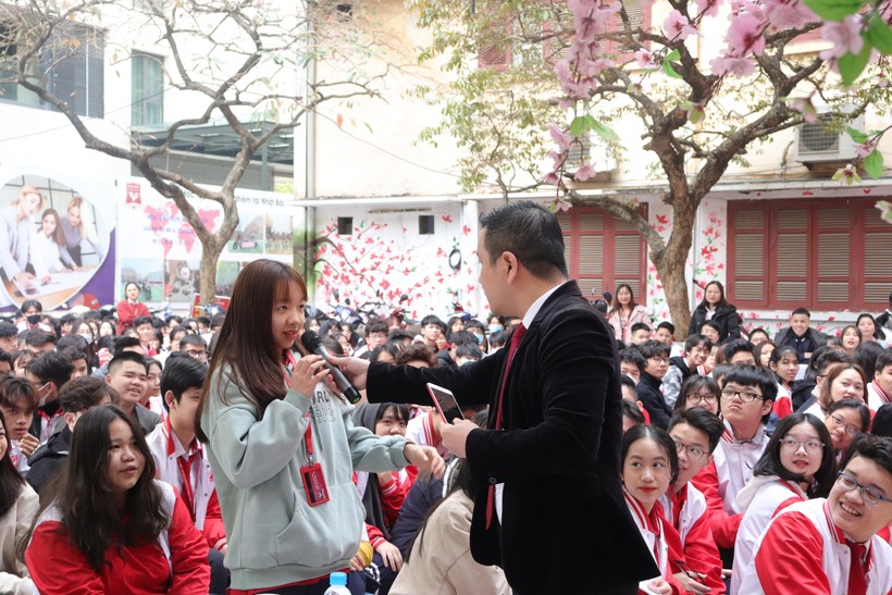 Trường THPT Hoàng Long tư vấn hướng nghiệp sớm cho học sinh. 