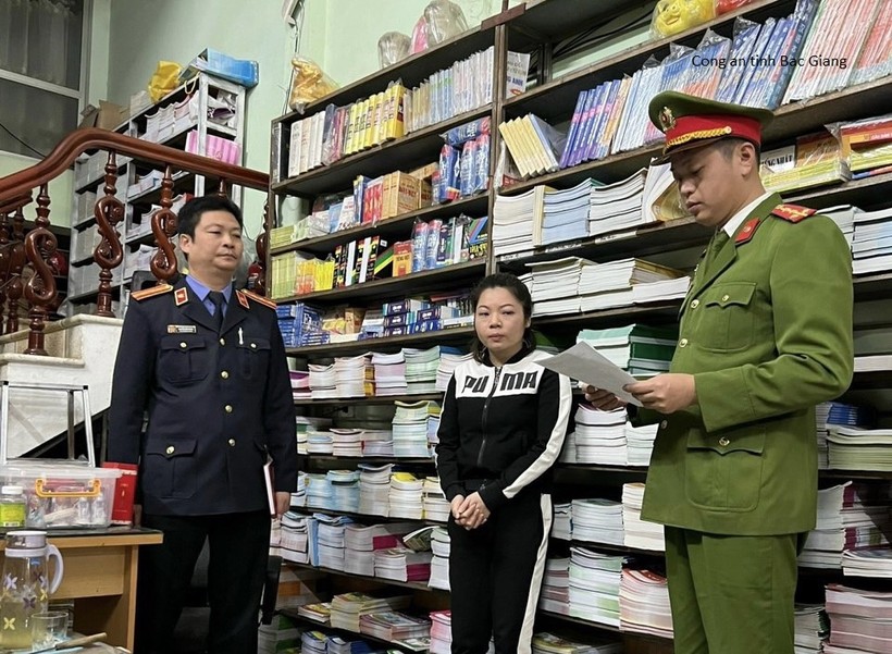 Cơ quan Cảnh sát điều tra Công an tỉnh Bắc Giang thực hiện các thủ tục tố tụng đối với bị can Nguyễn Thị Tuyến (Ảnh CABG).