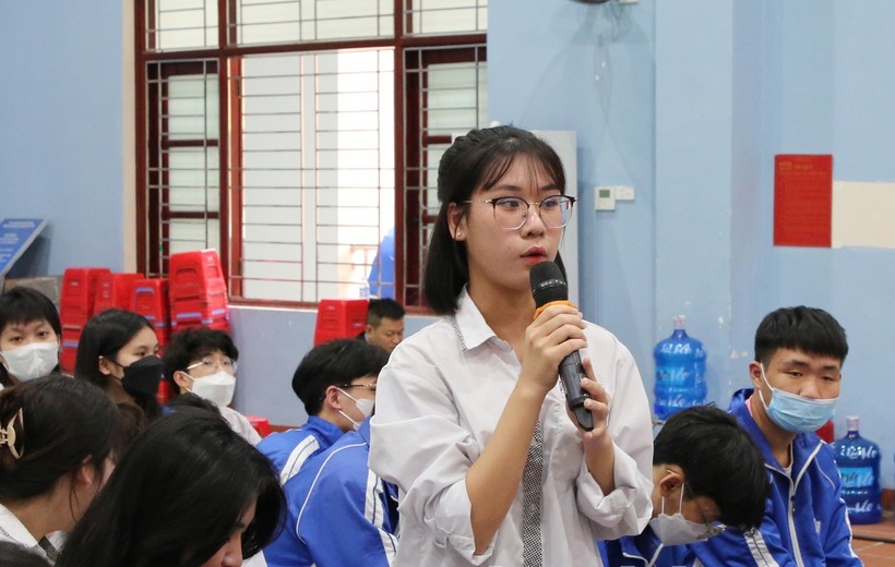 Học sinh Trường THPT Hoàng Quốc Việt trao đổi, đặt câu hỏi về việc chọn nghề.