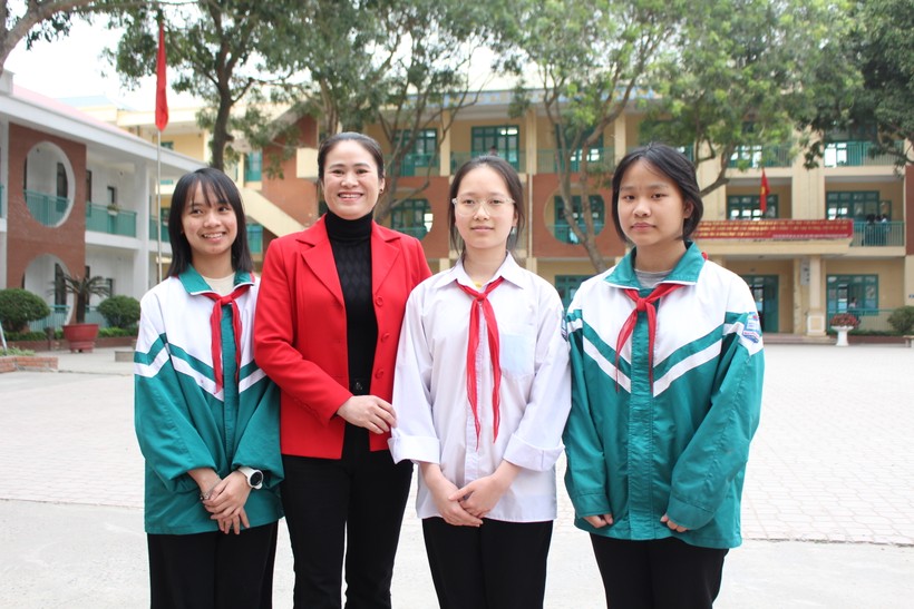 Cô trò trường THCS Nguyễn Văn Cừ hân hoan trước thành tích kỳ thi chọn HSG cấp tỉnh.