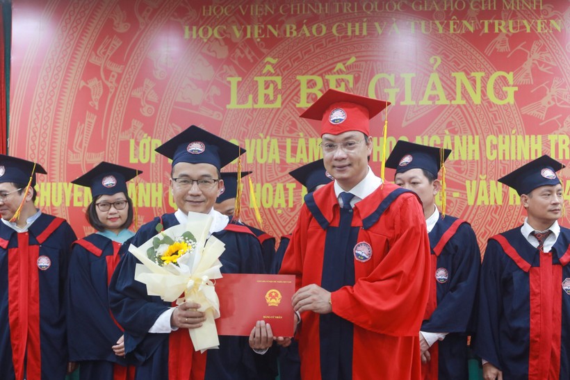 PGS,TS Trần Thanh Giang - Phó Giám đốc Học viện BC&TT trao bằng cho các học viên.