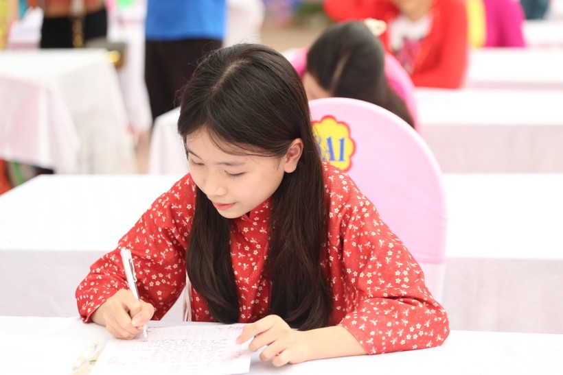 Học sinh tham gia cuộc thi viết chữ đẹp.