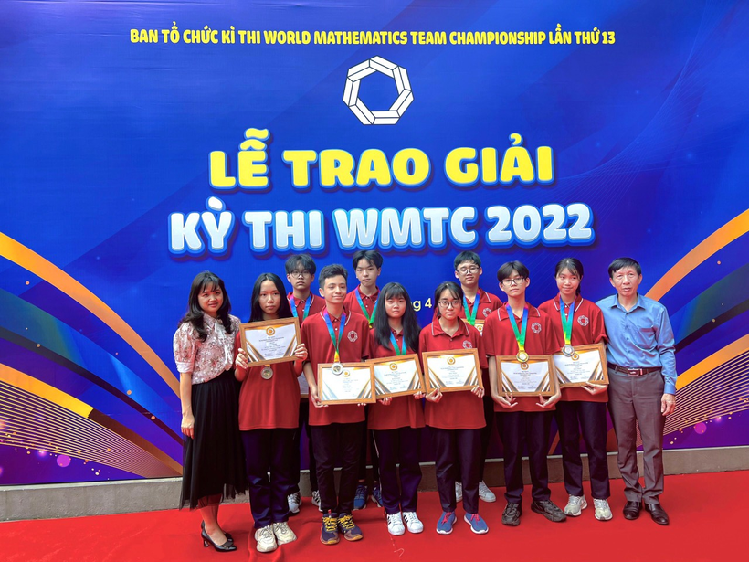 Thầy Vi Mạnh Tường – Phó Hiệu trưởng trường THCS Giảng Võ, cô Nguyễn Thị Tâm – GV Toán và học sinh giành huy chương tại kỳ thi WMTC 2022.