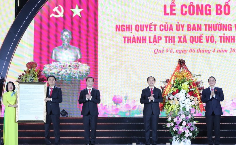 Phó Chủ tịch Quốc hội - Nguyễn Đức Hải trao Nghị quyết của Ủy ban Thường vụ Quốc hội thành lập thị xã Quế Võ.