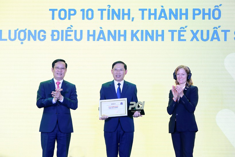 Ông Lê Ánh Dương - Chủ tịch UBND tỉnh Bắc Giang nhận Kỷ niệm chương PCI 2022.