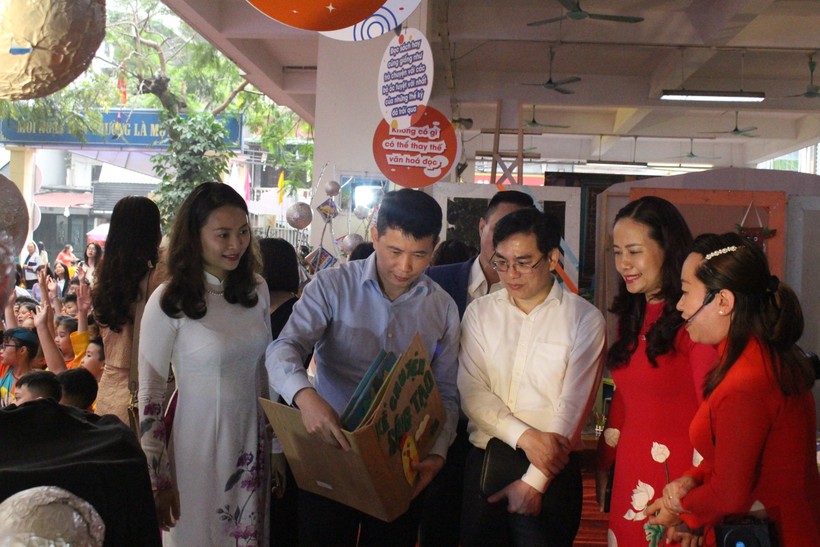 Lãnh đạo quận Hoàn Kiếm cùng các đại biểu thăm quan gian trưng bày sách.