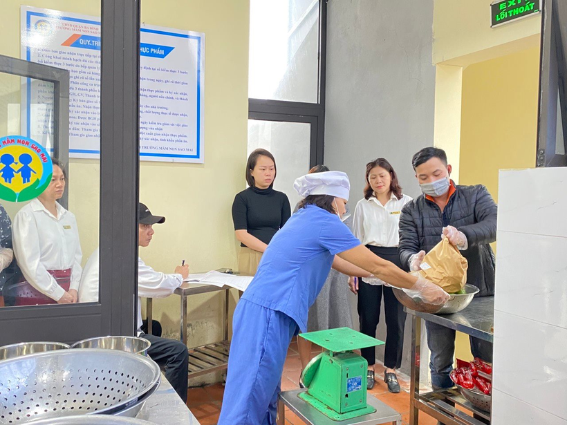 Phụ huynh giám sát giao nhận thực phẩm tại trường Mầm non Sao Mai (quận Ba Đình).