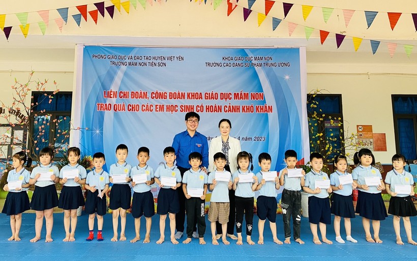 Bà Đỗ Thị Hương - Trưởng phòng GD&ĐT huyện Việt Yên và anh Đoàn Hữu Huân - Bí thư Đoàn trường Cao đẳng Sư phạm Trung ương tặng quà cho học sinh. 