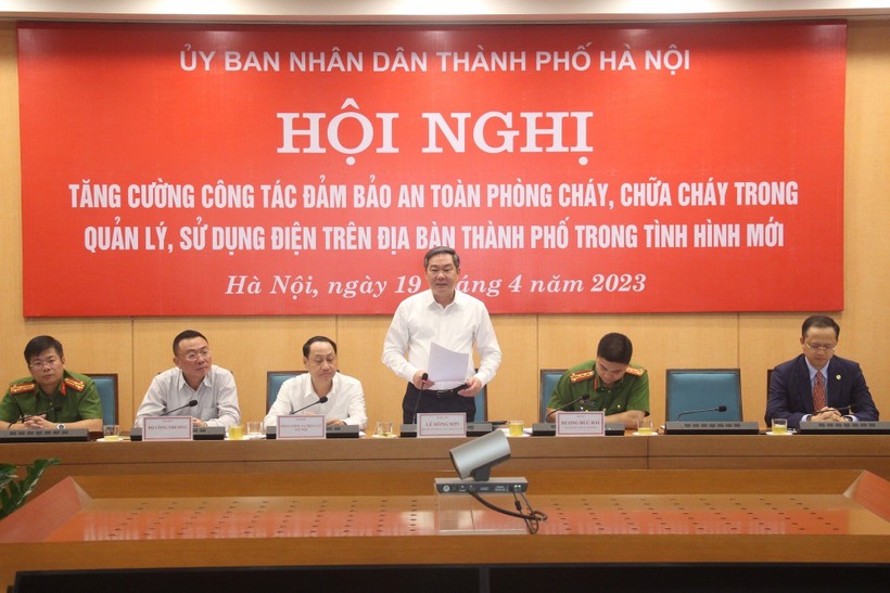 Ông Lê Hồng Sơn - Phó Chủ tịch Thường trực UBND TP Hà Nội chủ trì hội nghị.