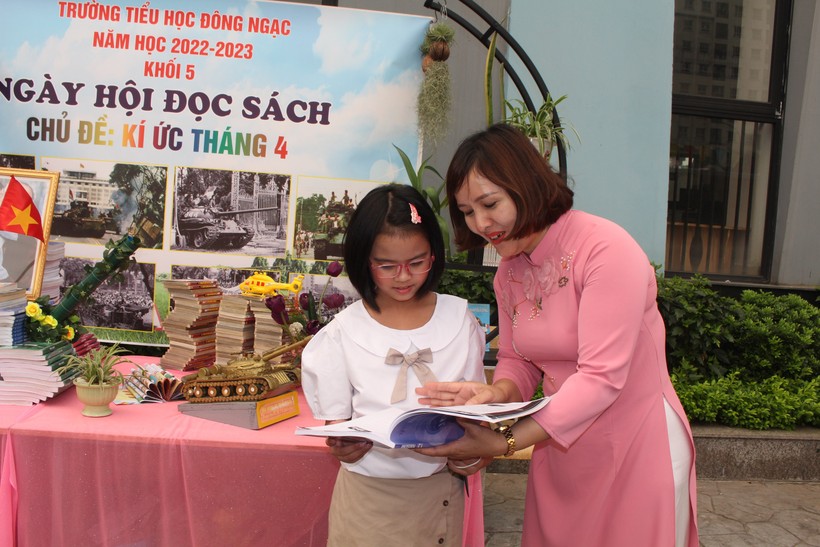 Cô Đỗ Thị Loan - Hiệu trưởng trường Tiểu học Đông Ngạc chia sẻ về lợi ích đọc sách với học trò.