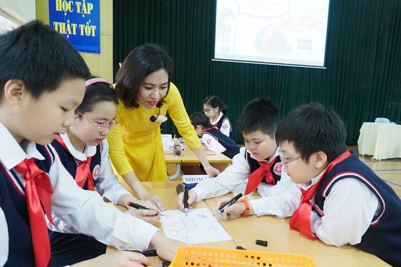 Học sinh trường Tiểu học Dịch Vọng A (quận Cầu Giấy) trong giờ học Stem.