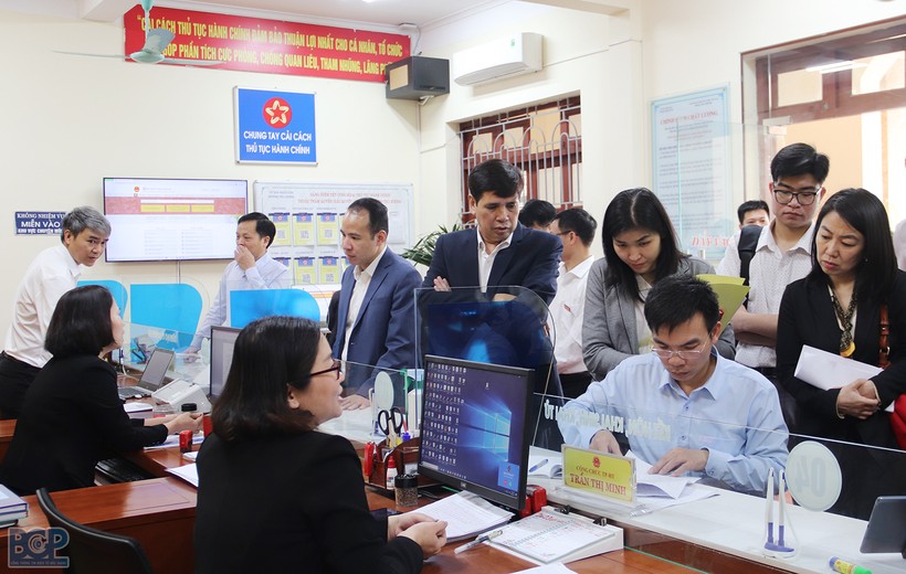 Đoàn kiểm tra tại bộ phận Một cửa phường Thọ Xương (TP Bắc Giang).