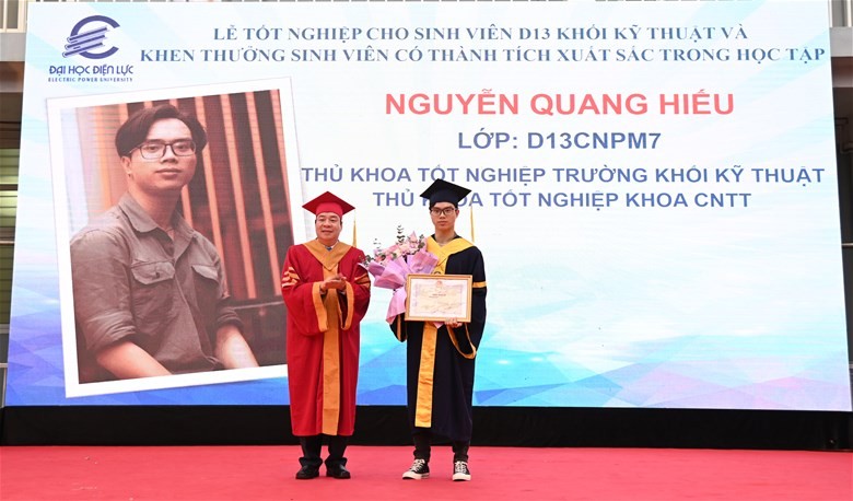 PGS.TS Vũ Đình Ngọ trao hoa và bằng tốt nghiệp cho thủ khoa tốt nghiệp trường.