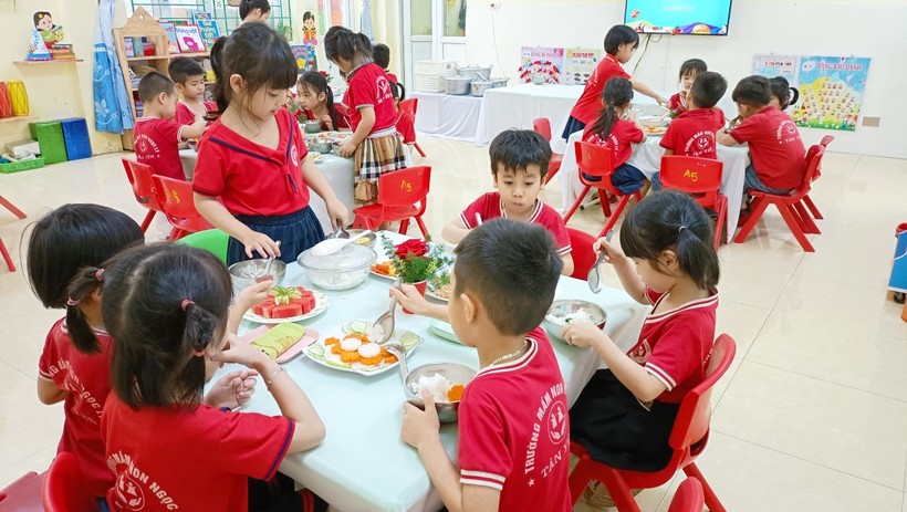 Trẻ mầm non Ngọc Lý sử dụng đồ ăn sạch tại nhà trường.