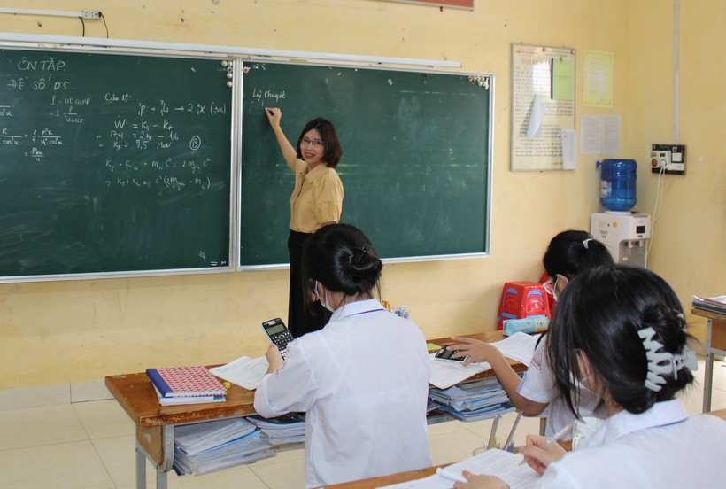 Học sinh lớp 12 trường PTDT Nội trú tỉnh Bắc Giang tích cực ôn tập chuẩn bị cho kỳ thi tốt nghiệp.